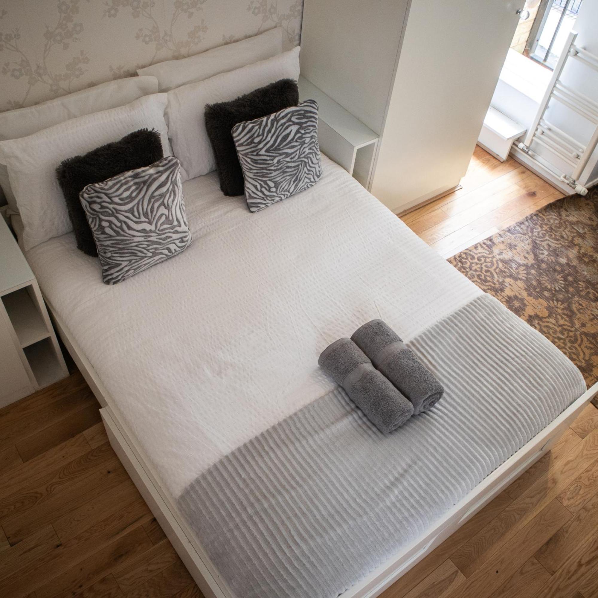 Detached House With Free Parking In Little Venice Near Paddington Hyde Park London