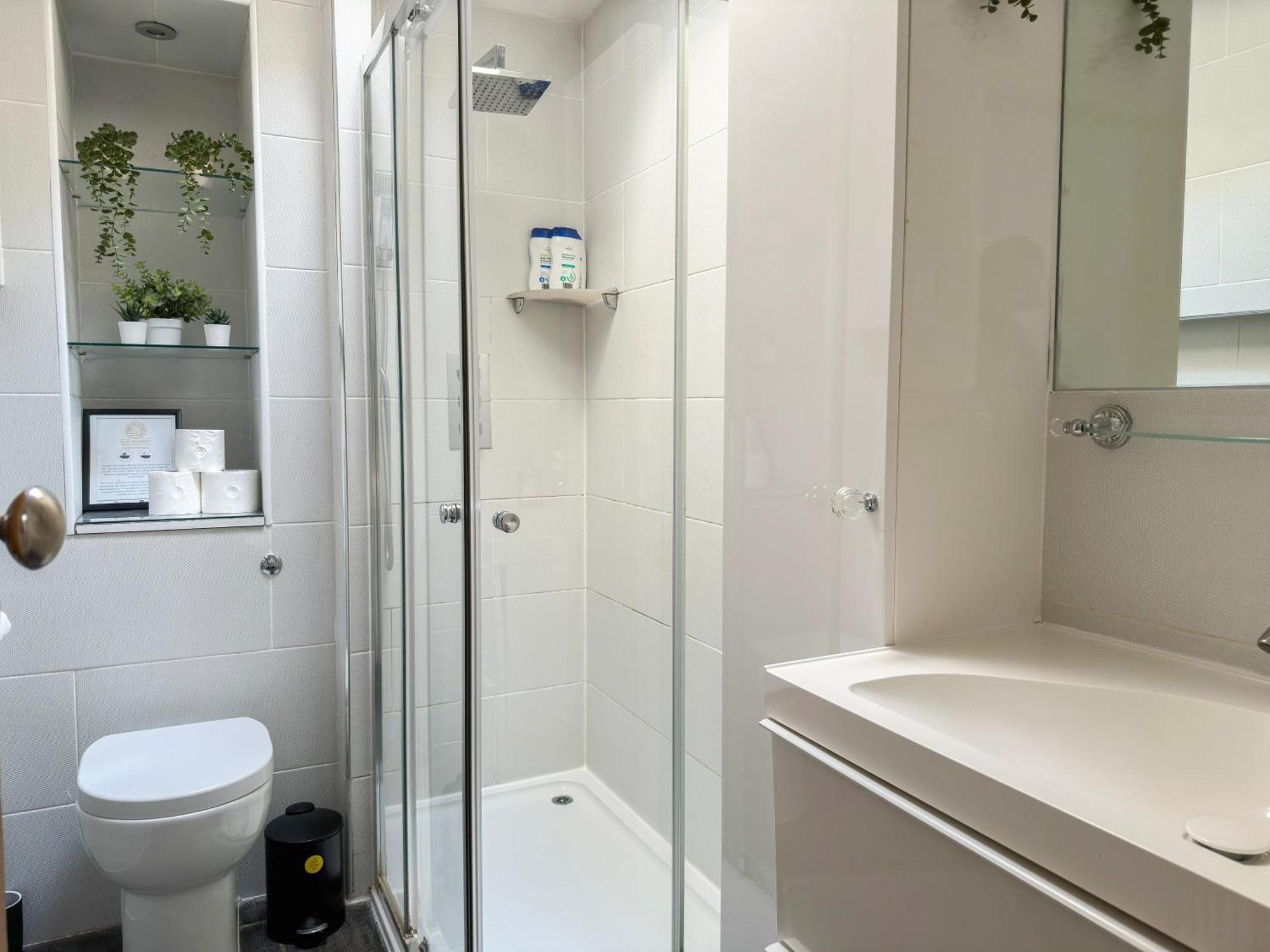 Detached House With Free Parking In Little Venice Near Paddington Hyde Park London