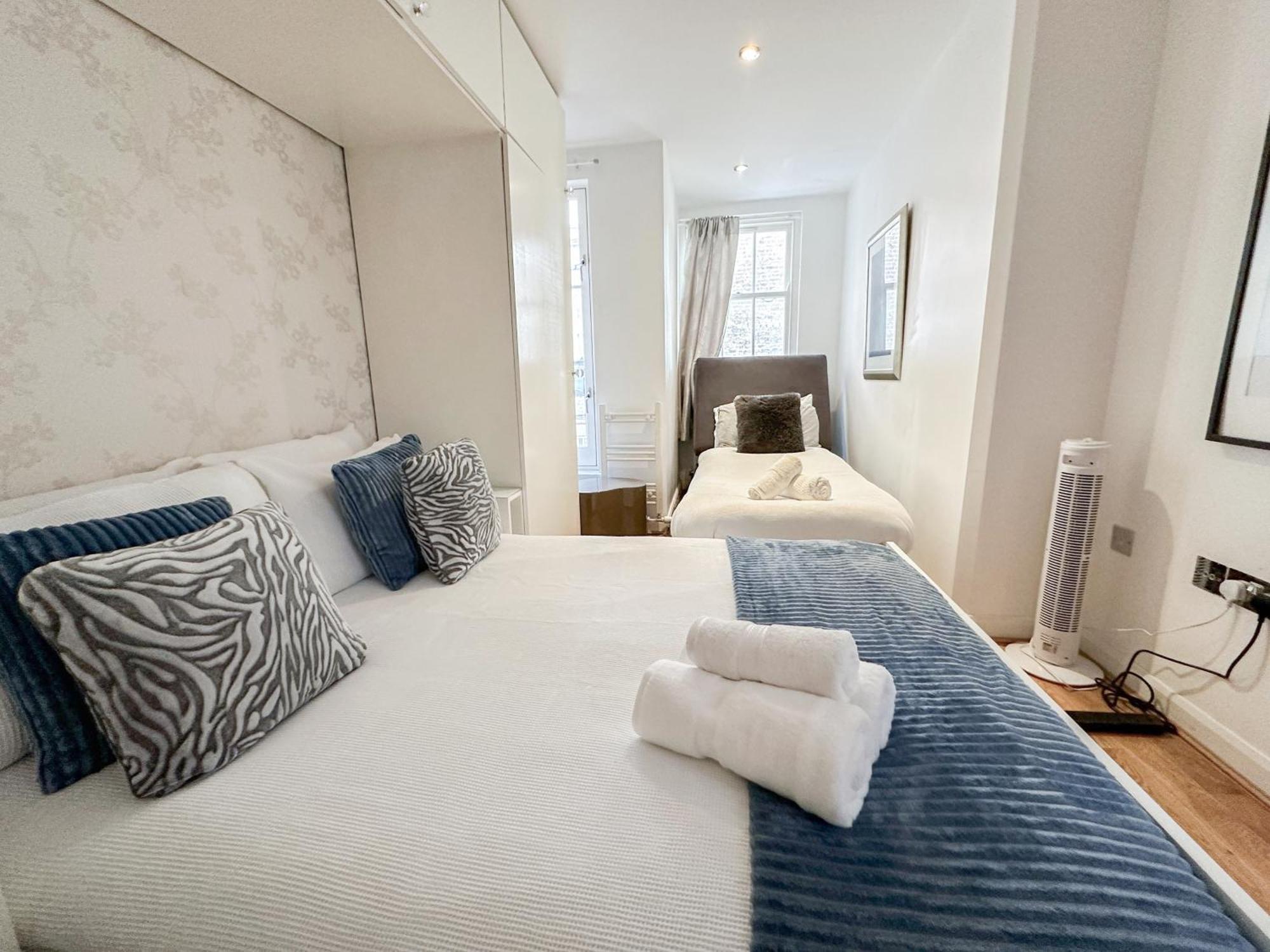 Detached House With Free Parking In Little Venice Near Paddington Hyde Park Apartment London