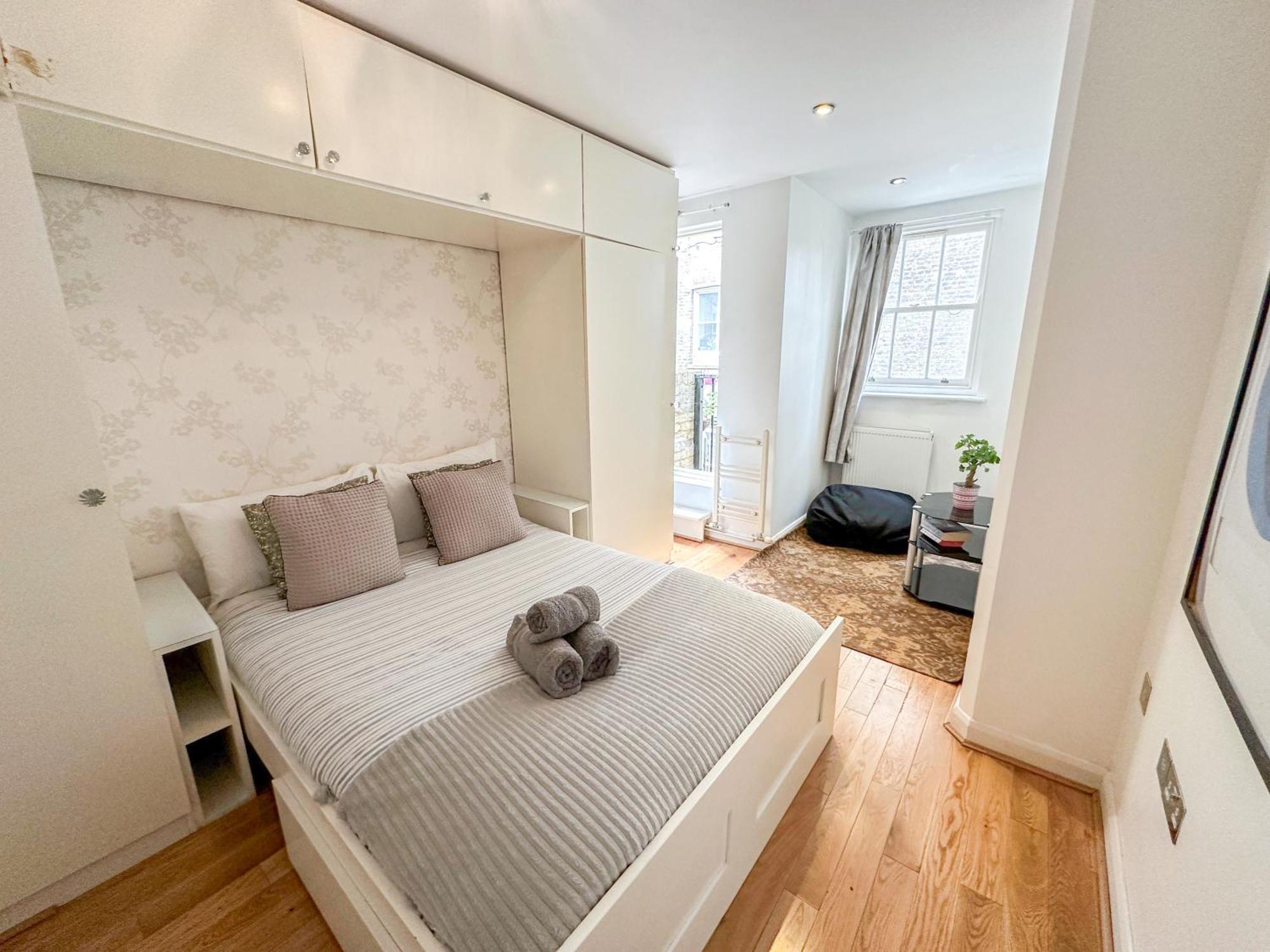 Detached House With Free Parking In Little Venice Near Paddington Hyde Park Apartment