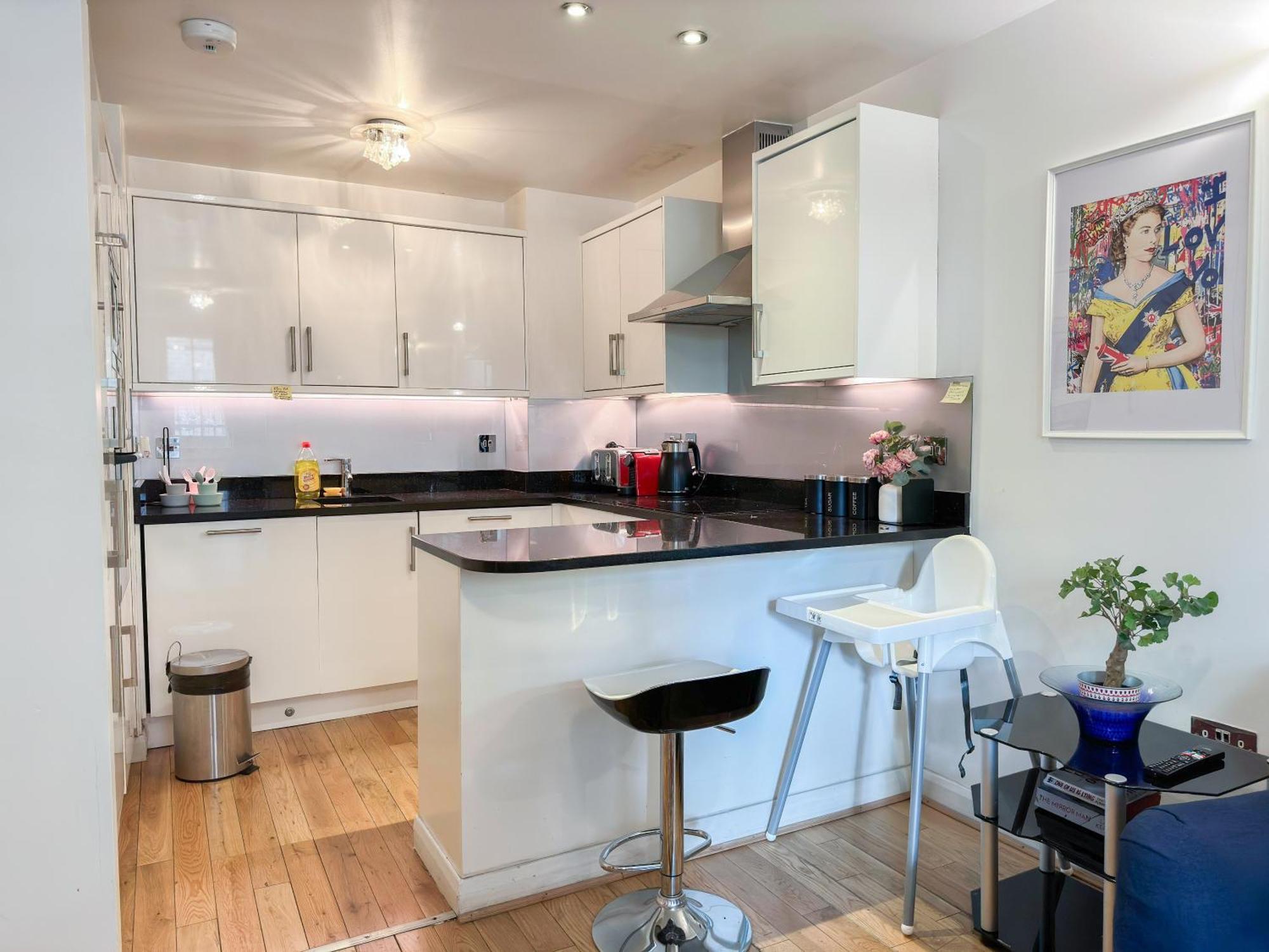 Detached House With Free Parking In Little Venice Near Paddington Hyde Park Apartment London
