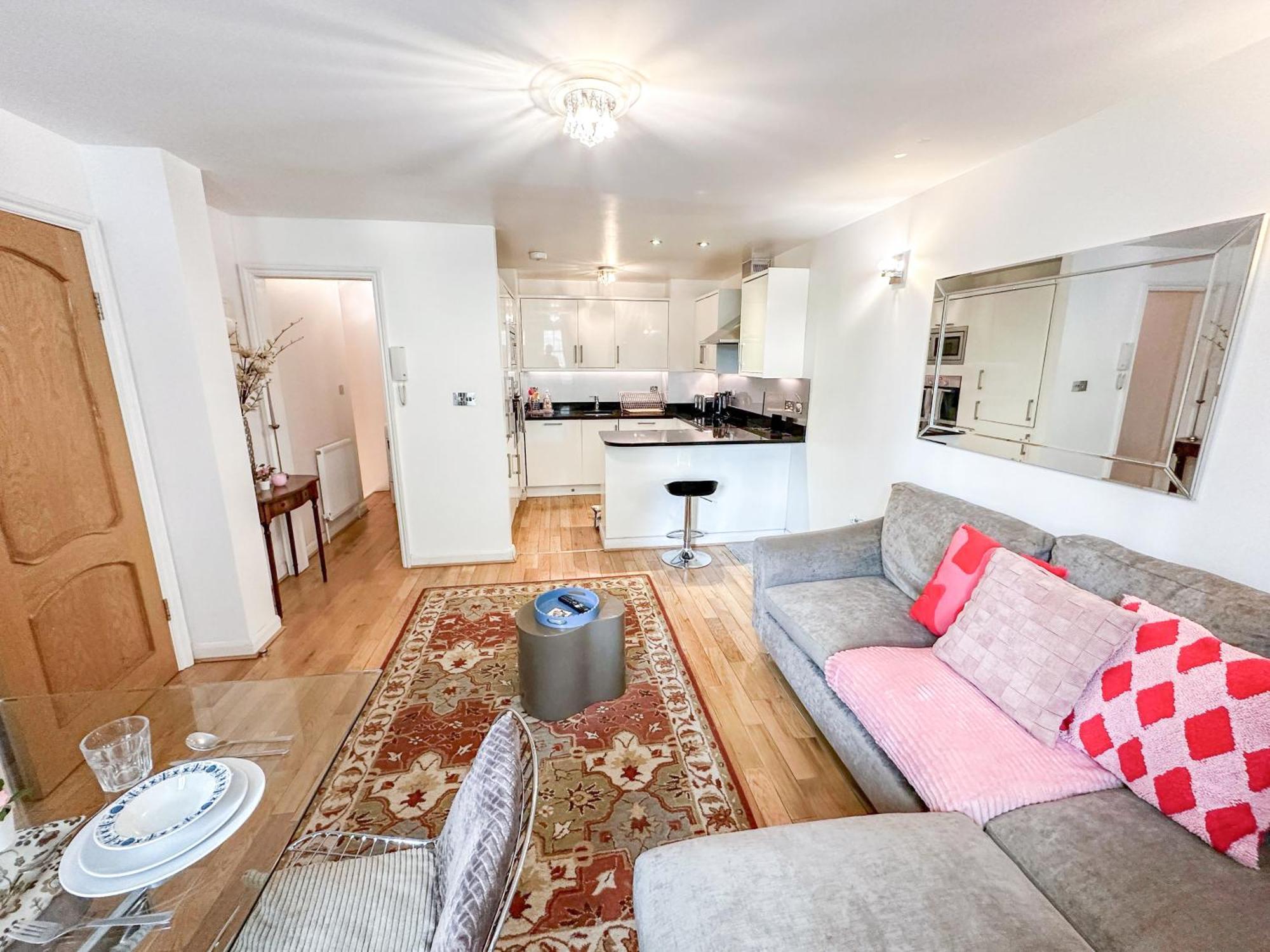 Detached House With Free Parking In Little Venice Near Paddington Hyde Park London