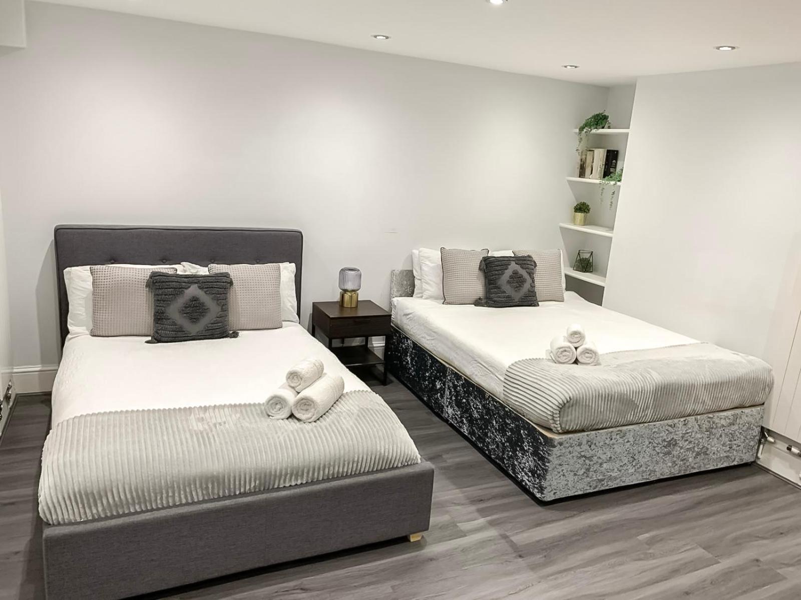 Detached House With Free Parking In Little Venice Near Paddington Hyde Park Apartment