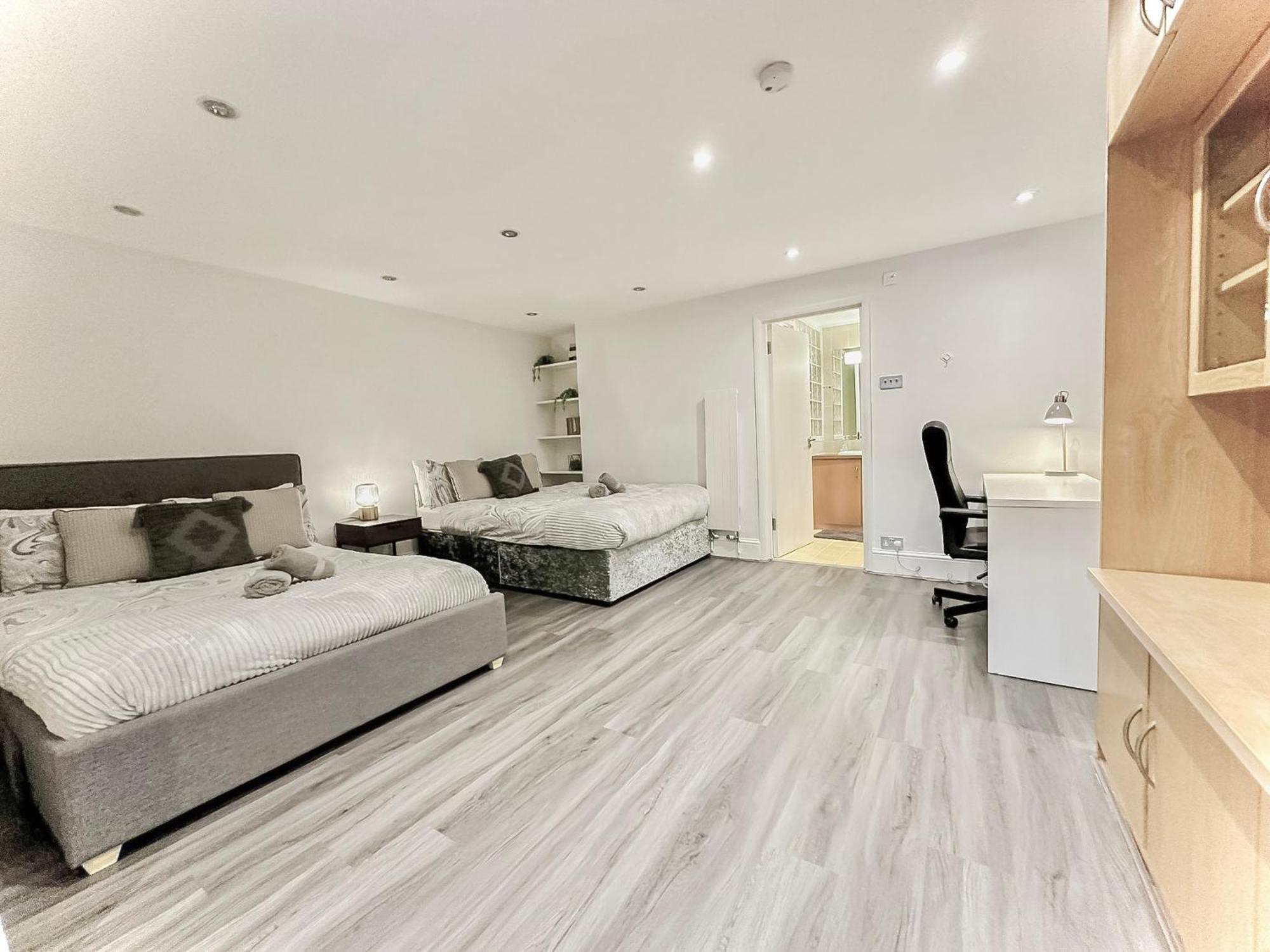 Detached House With Free Parking In Little Venice Near Paddington Hyde Park Apartment