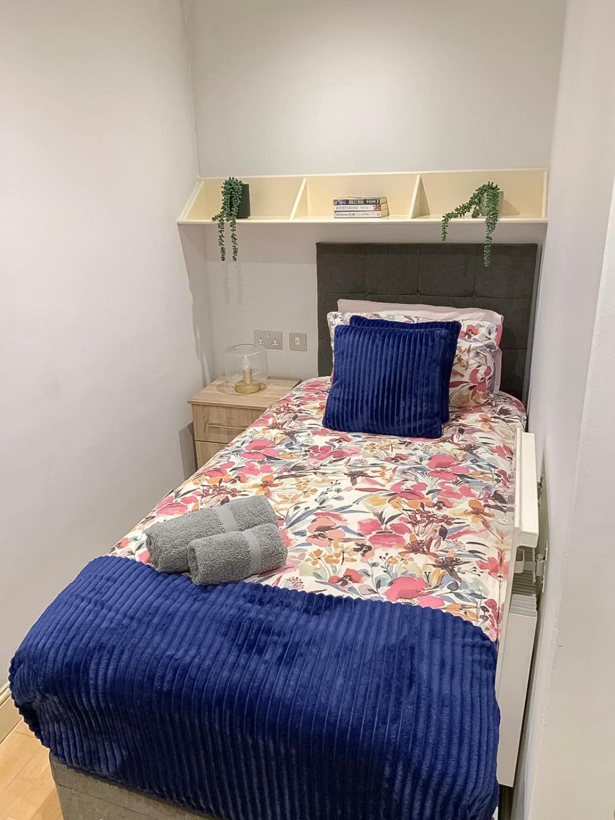 Detached House With Free Parking In Little Venice Near Paddington Hyde Park Apartment
