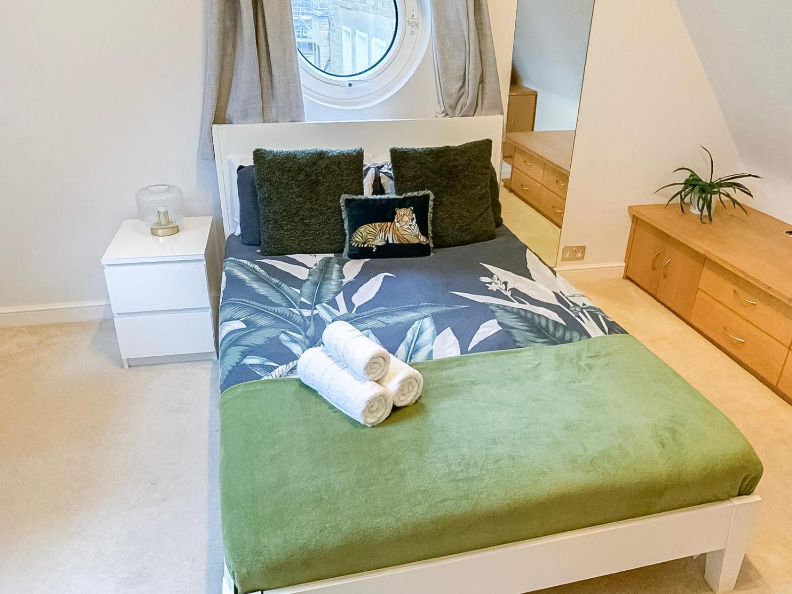 Detached House With Free Parking In Little Venice Near Paddington Hyde Park London