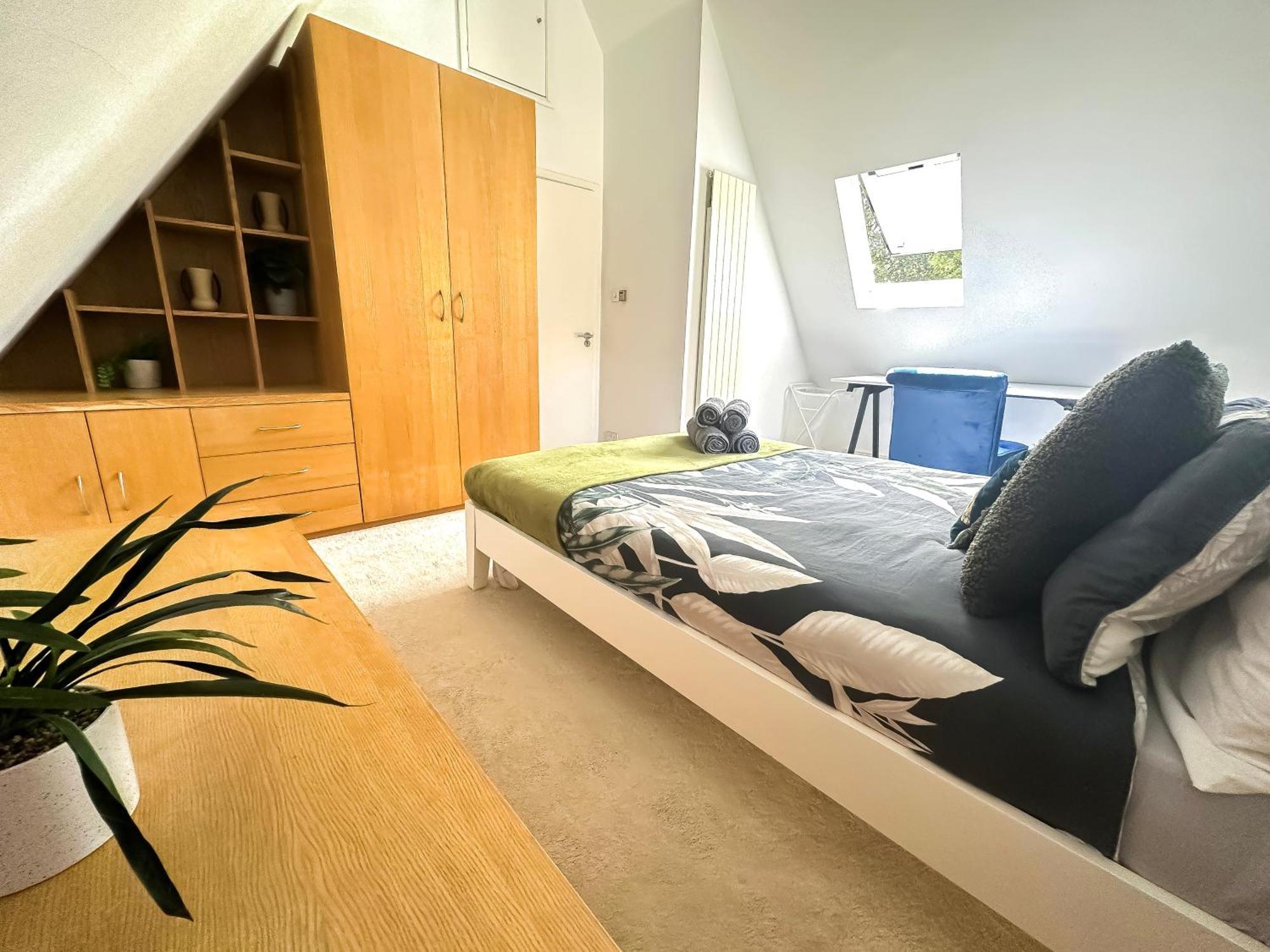 Detached House With Free Parking In Little Venice Near Paddington Hyde Park Apartment